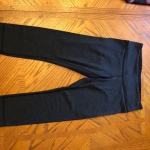 Lulu cropped yoga pant. Dark gray. Size 6